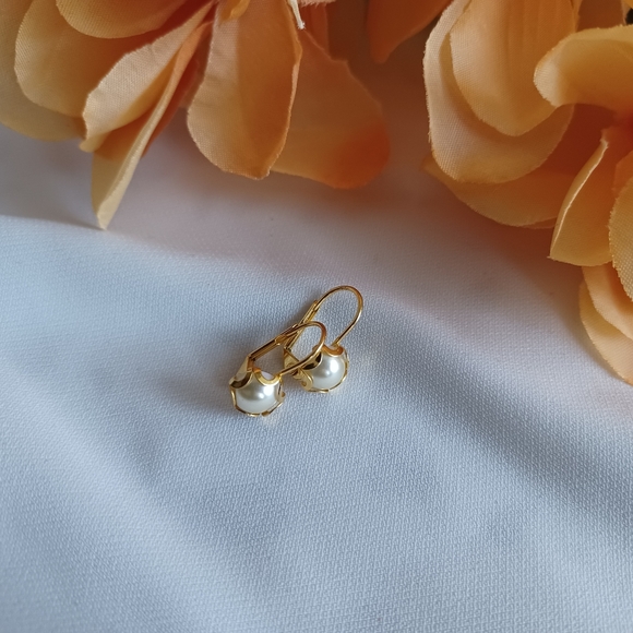 Elegant Gold and Pearl Stud Earrings - Picture 13 of 16